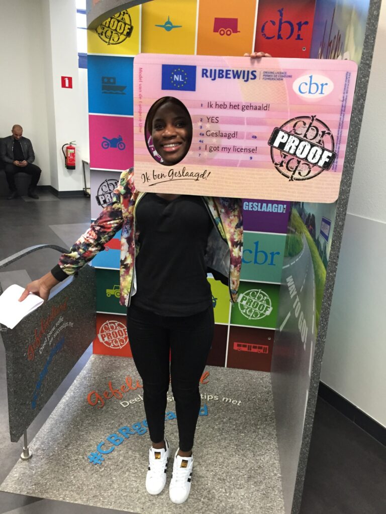 Rijbewijs behaald bij Rijschool Vonk, leerling showt trots het resultaat.