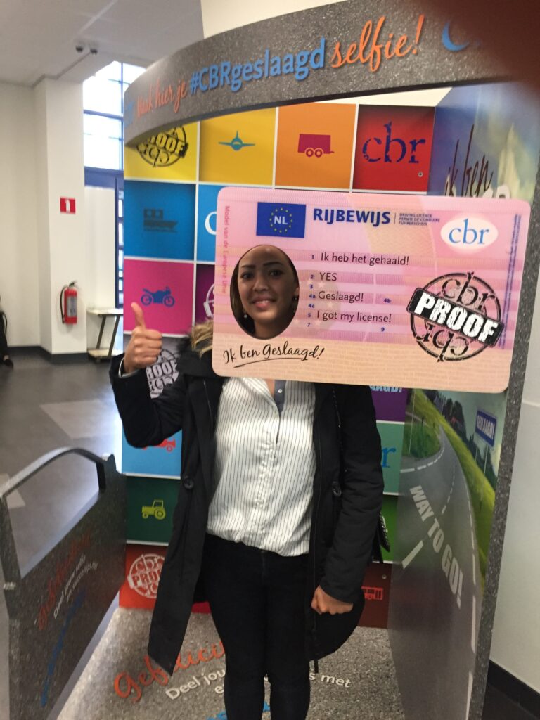 Rijbewijs behaald bij Rijschool Vonk, leerling showt trots het resultaat.