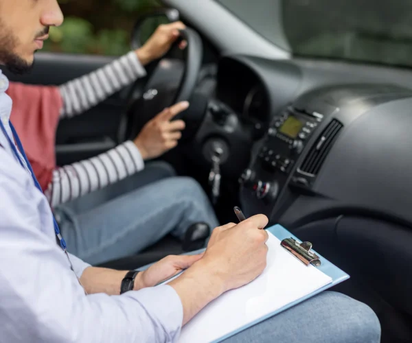 Examinator beoordeelt student tijdens praktijkexamen