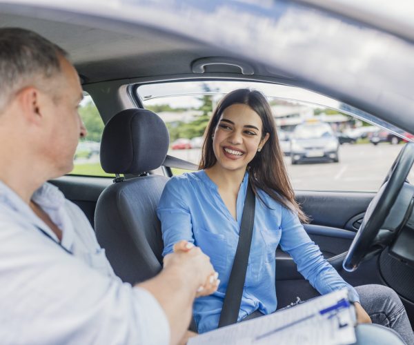 Instructeur geeft uitleg tijdens proefles