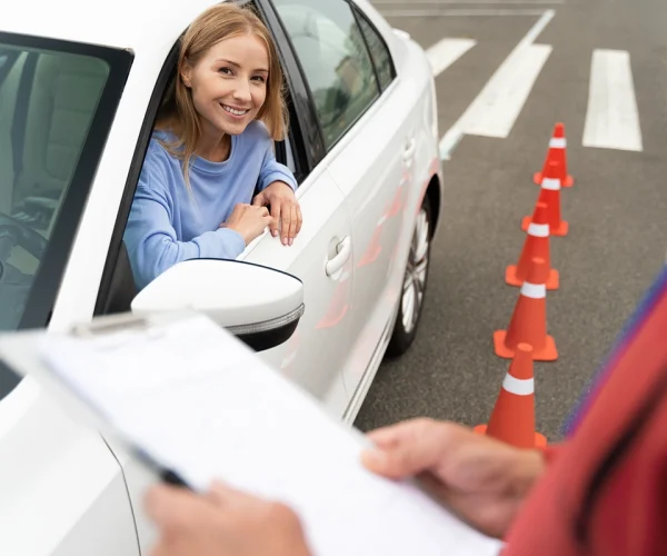 Rijinstructeur en leerling tijdens proefles